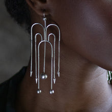 Load image into Gallery viewer, DECO Silver Fountain Earring

